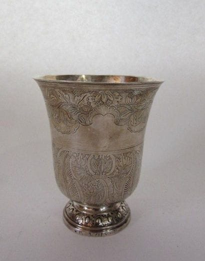 Timbale en argent. De forme tulipe sur piédouche...