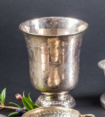 Timbale en argent. De forme tulipe sur piédouche...