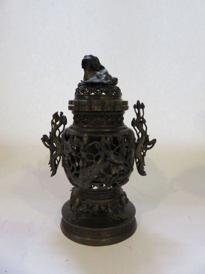 EXTRÊME-ORIENT
Brûle-parfum en bronze patiné...