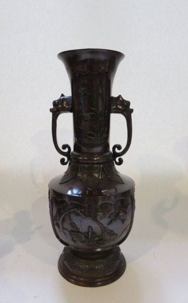 JAPON
Vase à long col à anses en bronze patiné...