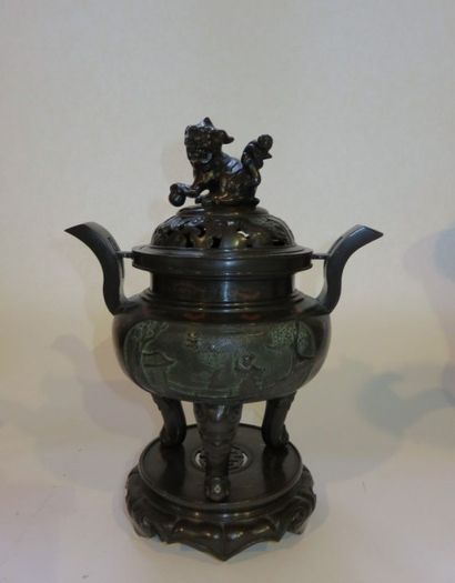 EXTRÊME-ORIENT
Brûle-parfum en bronze ciselé...