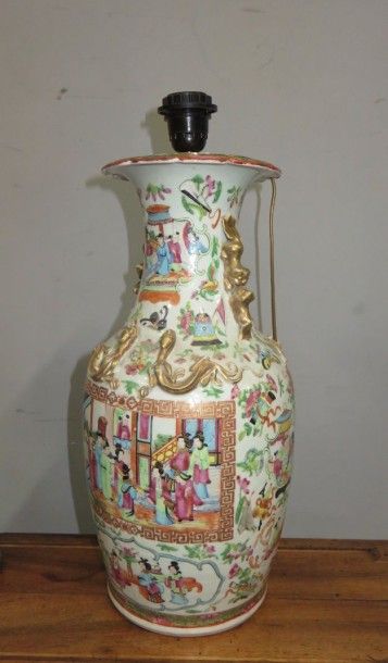 CHINE - CANTON
Vase en porcelaine à décor...