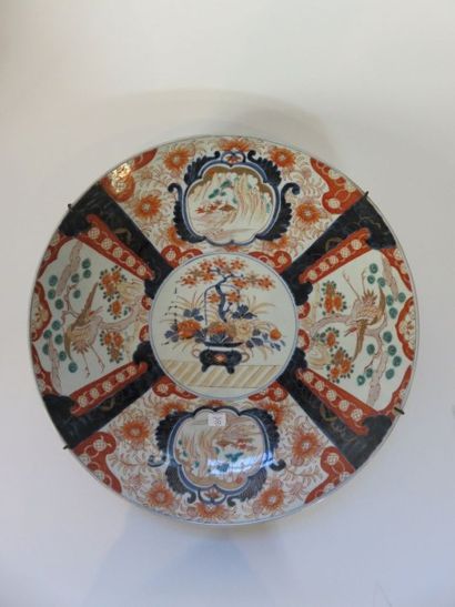 JAPON
Grand plat en porcelaine à décor Imari...