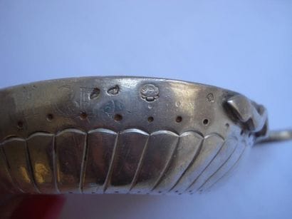 Tastevin en argent. Modèle à anse serpent,...