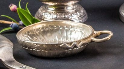 Tastevin en argent. Modèle à anse serpent,...