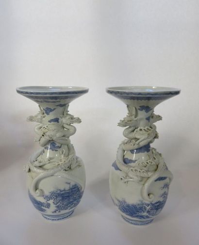 JAPON
Paire de vases à long col et large...