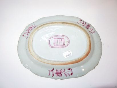 CHINE
Petit plat ovale à bordure polylobée...