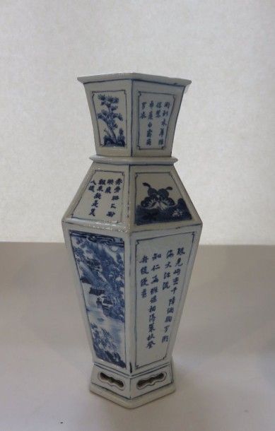 CHINE
Vase à six pans en porcelaine à décor...