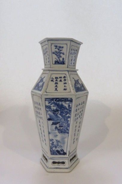 CHINE
Vase à six pans en porcelaine à décor...