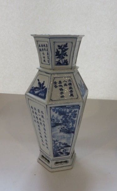 CHINE
Vase à six pans en porcelaine à décor...