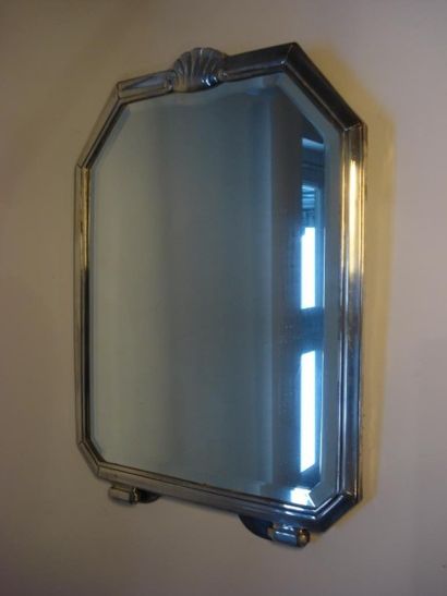 Miroir de toilette, monture en métal argenté.
Modèle...