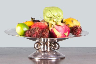 Coupe à fruit en métal argenté. Elle est...