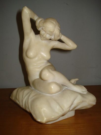 Ferdinando VICCHI, 1875-1945
Femme se coiffant
Albâtre...