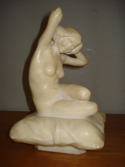 Ferdinando VICCHI, 1875-1945
Femme se coiffant
Albâtre...