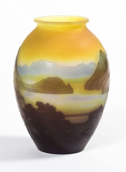 Emile GALLÉ
Vase en verre multicouche à décor...