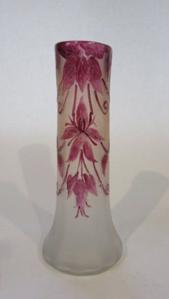 LEGRAS
Long vase en verre à décor de fleurs...