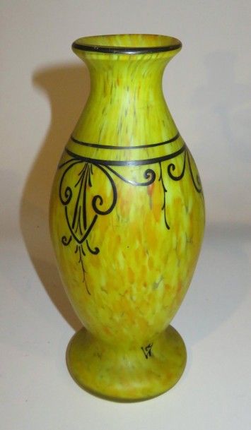 LEGRAS
Vase de forme balustre en verre marmoréen...
