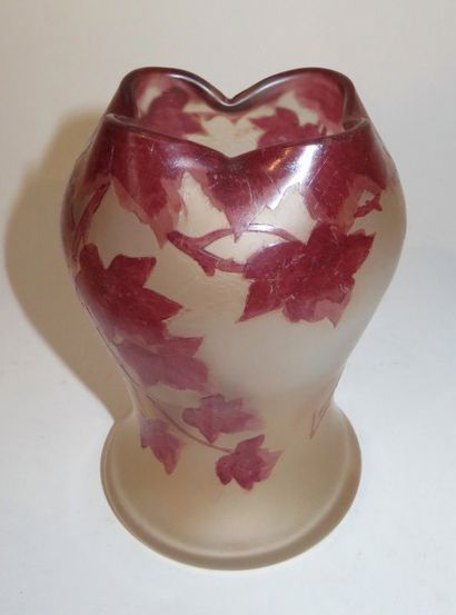 LEGRAS
Vase bulbé à bord quadrilobé en verre...