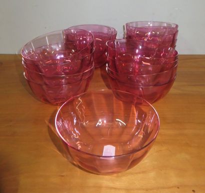 Suite de seize coupes rince-doigt en cristal...