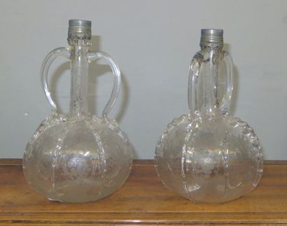 Deux carafes pansues à deux anses en verre...