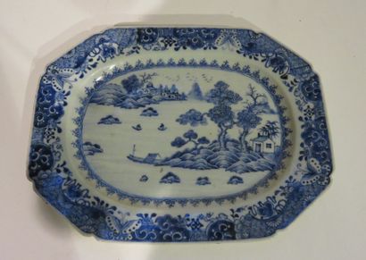 CHINE
Plat octogonal en porcelaine à décor...