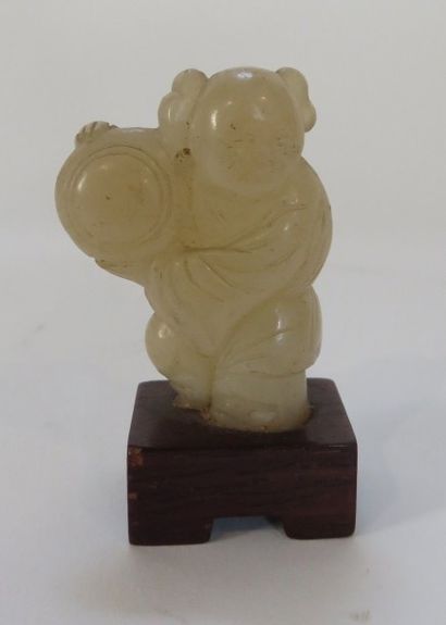 CHINE
Statuette de garçon debout en néphrite...