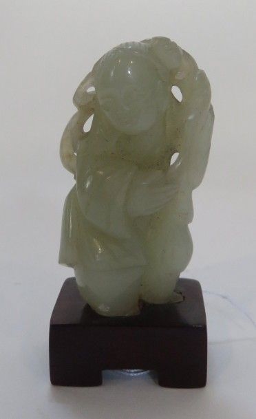 CHINE
Statuette de garçon debout en néphrite...