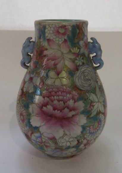 CHINE
Vase piriforme en porcelaine à décor...