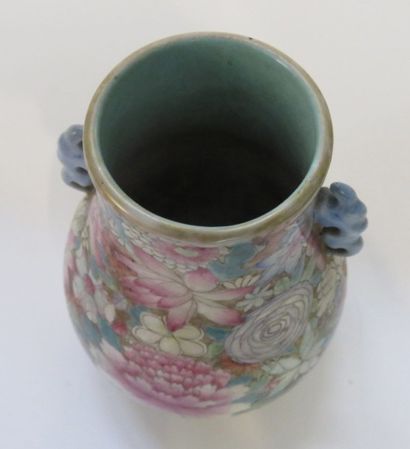 CHINE
Vase piriforme en porcelaine à décor...
