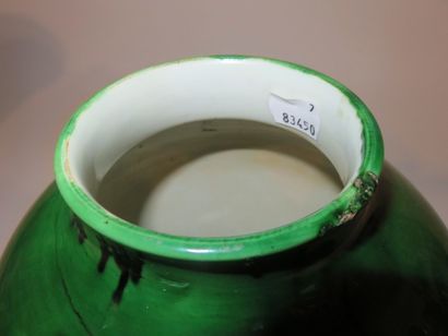 CHINE
Vase pansu en céramique verte avec...