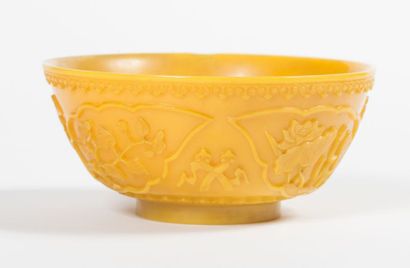 CHINE
Bol en verre jaune à décor sculpté...