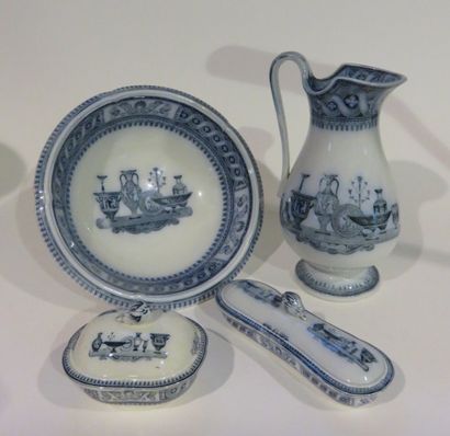 Pichet, vasque et deux boites couvertes (une...