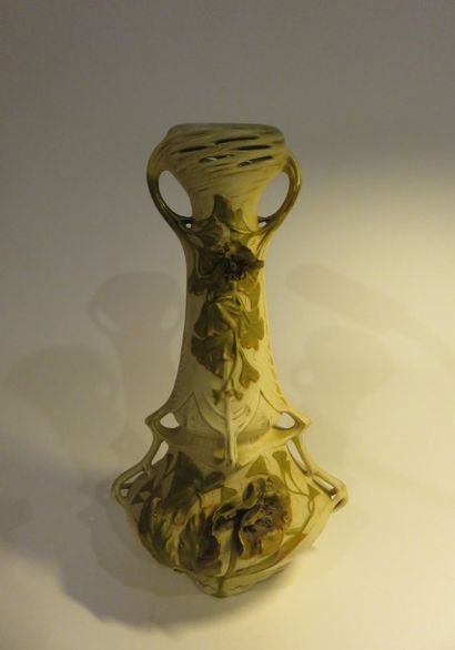 ROYAL DUX BOHEMIA
Grand vase pansu en biscuit...