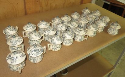 Suite de 24 pots à crème couverts en faïence...