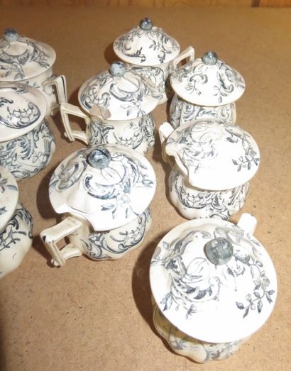 Suite de 24 pots à crème couverts en faïence...