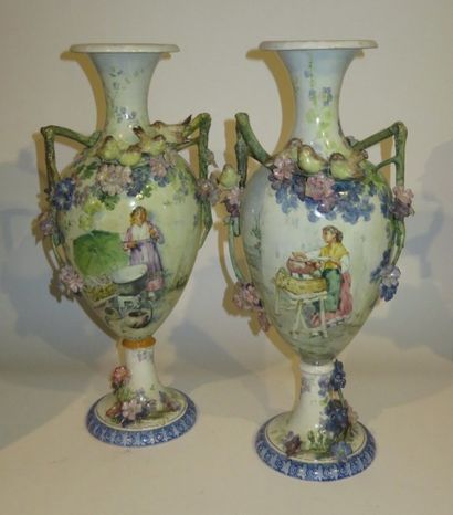 Paire de vases en faïence fine à décor polychrome...
