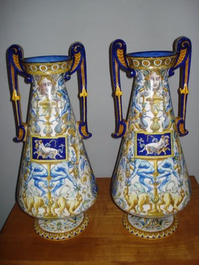 Paire d'importants vases en céramique à décor...