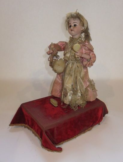 Automate sur socle, poupée à tête en porcelaine...