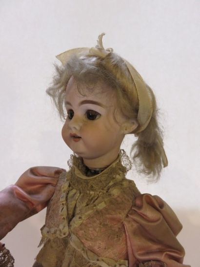 Automate sur socle, poupée à tête en porcelaine...