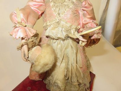 Automate sur socle, poupée à tête en porcelaine...