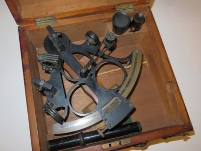 Sextant en bronze au naturel et bronze laqué...