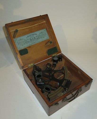 Sextant en bronze au naturel et bronze laqué...