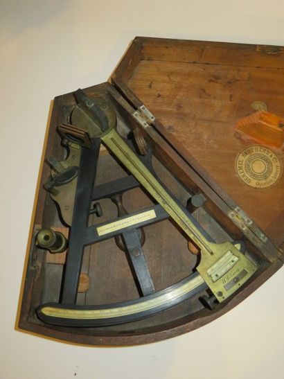 Octant en ébène à lunette de visée. Alidade...