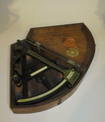 Octant en ébène à lunette de visée. Alidade...