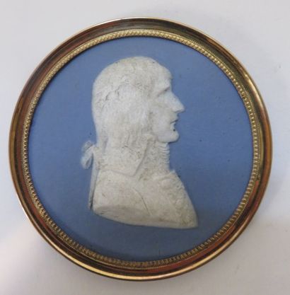 Médaillon en porcelaine de Sèvres façon Wedgwood...