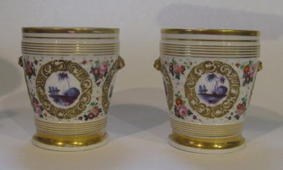 Paire de cache-pots et leur support en porcelaine...