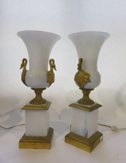 Paire d'urnes lumineuses à piédouche en verre...