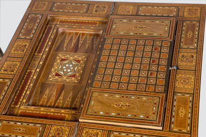 Table à jeux en marqueterie et incrustations...
