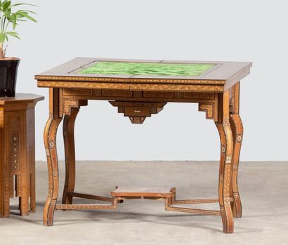 Table à jeux en marqueterie et incrustations...