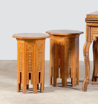 Paire de tables à thé en marqueterie et incrustations...